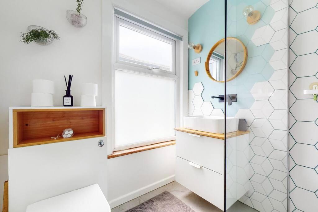 Enchanting 3 Bedroom House With Garden In Leyton * Londen