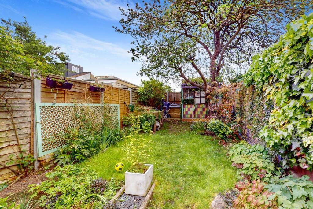 Enchanting 3 Bedroom House With Garden In Leyton Vakantiehuis *