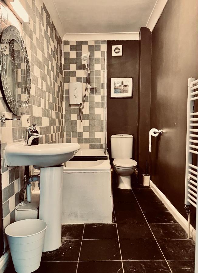 Appartement Large Balcony Opposite Rail Station Londen