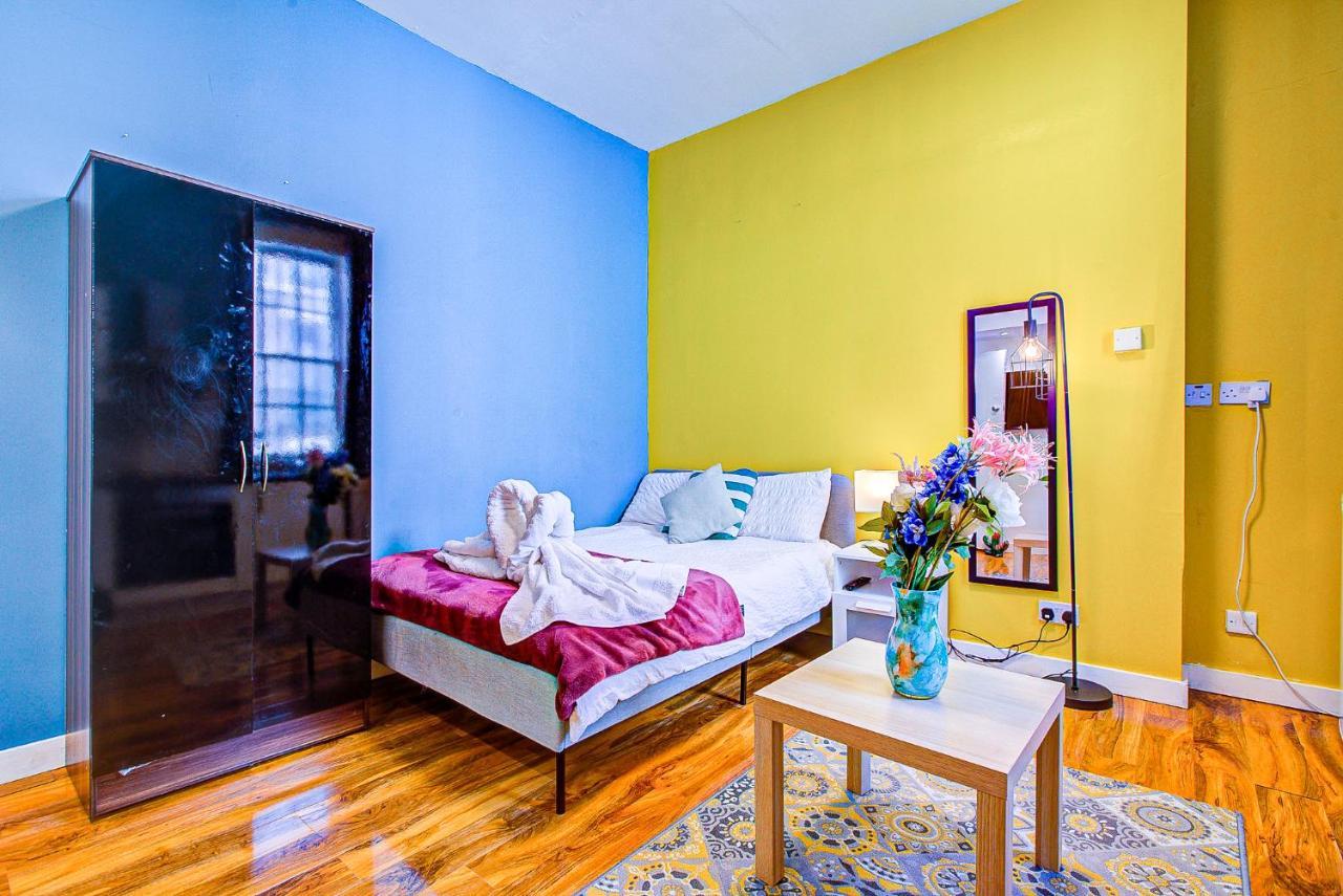 With A Large Toilet And A Separate Budget Price Londres