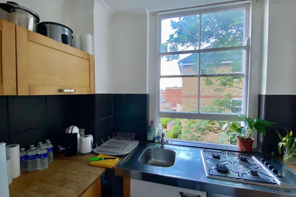 2 Bedroom Flat In Camberwell - Location With Excellent Connections To Tourist Attractions And Main Airports Appartement Londres