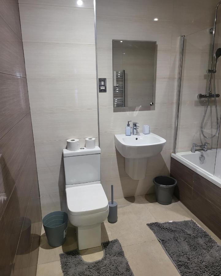 Appartement 2 Bedrooms 2 Baths, 3 Toilets Excel And City Airport O2 Sleeps Up To 5, Londen