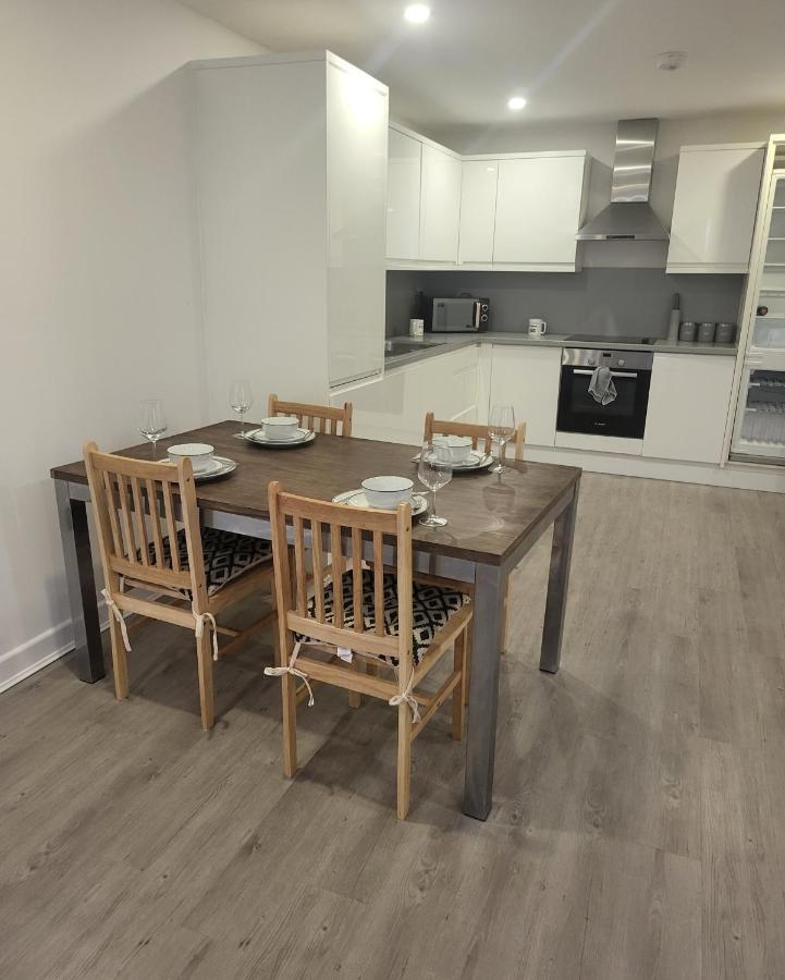 2 Bedrooms 2 Baths, 3 Toilets Excel And City Airport O2 Sleeps Up To 5, Appartement