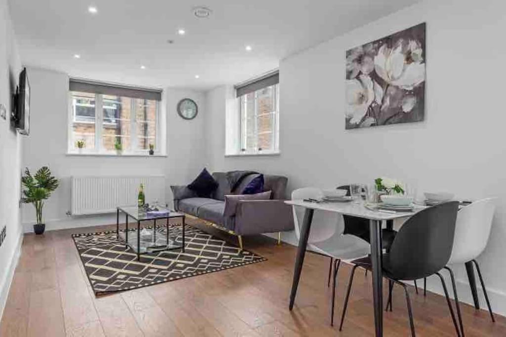 Cozy Flat Near Eye/ Victoria / Vauxhall Apartment