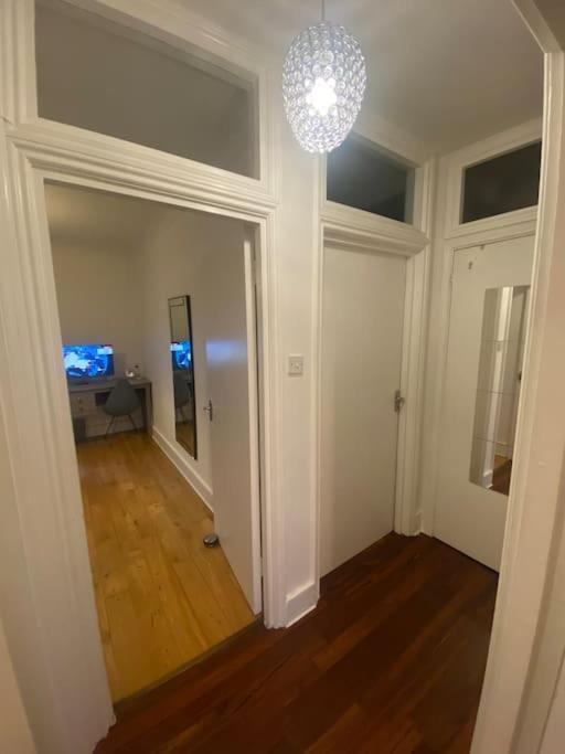 2 Bedroom Flat In Camberwell - Location With Excellent Connections To Tourist Attractions And Main Airports Appartement Londres
