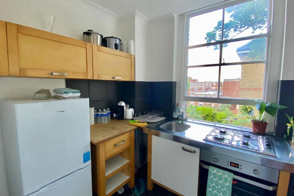 2 Bedroom Flat In Camberwell - Location With Excellent Connections To Tourist Attractions And Main Airports Londres