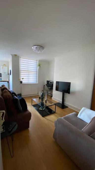 2 Bedroom Flat In Camberwell - Location With Excellent Connections To Tourist Attractions And Main Airports * Londres