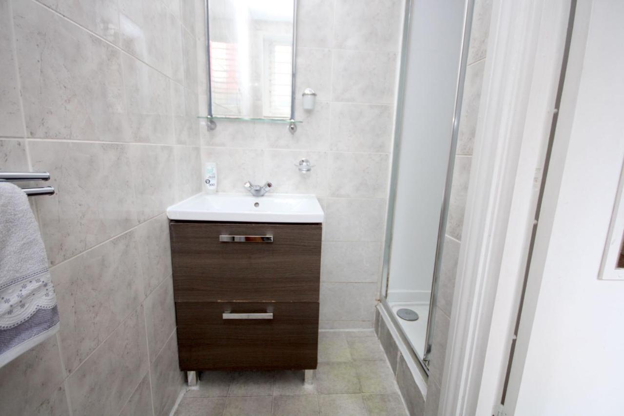 Great Flat Located In Trendy Soho Londen