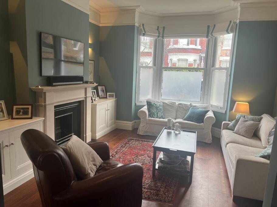 Four Bedroom Modern Victorian Wandsworth House Casa de Férias *