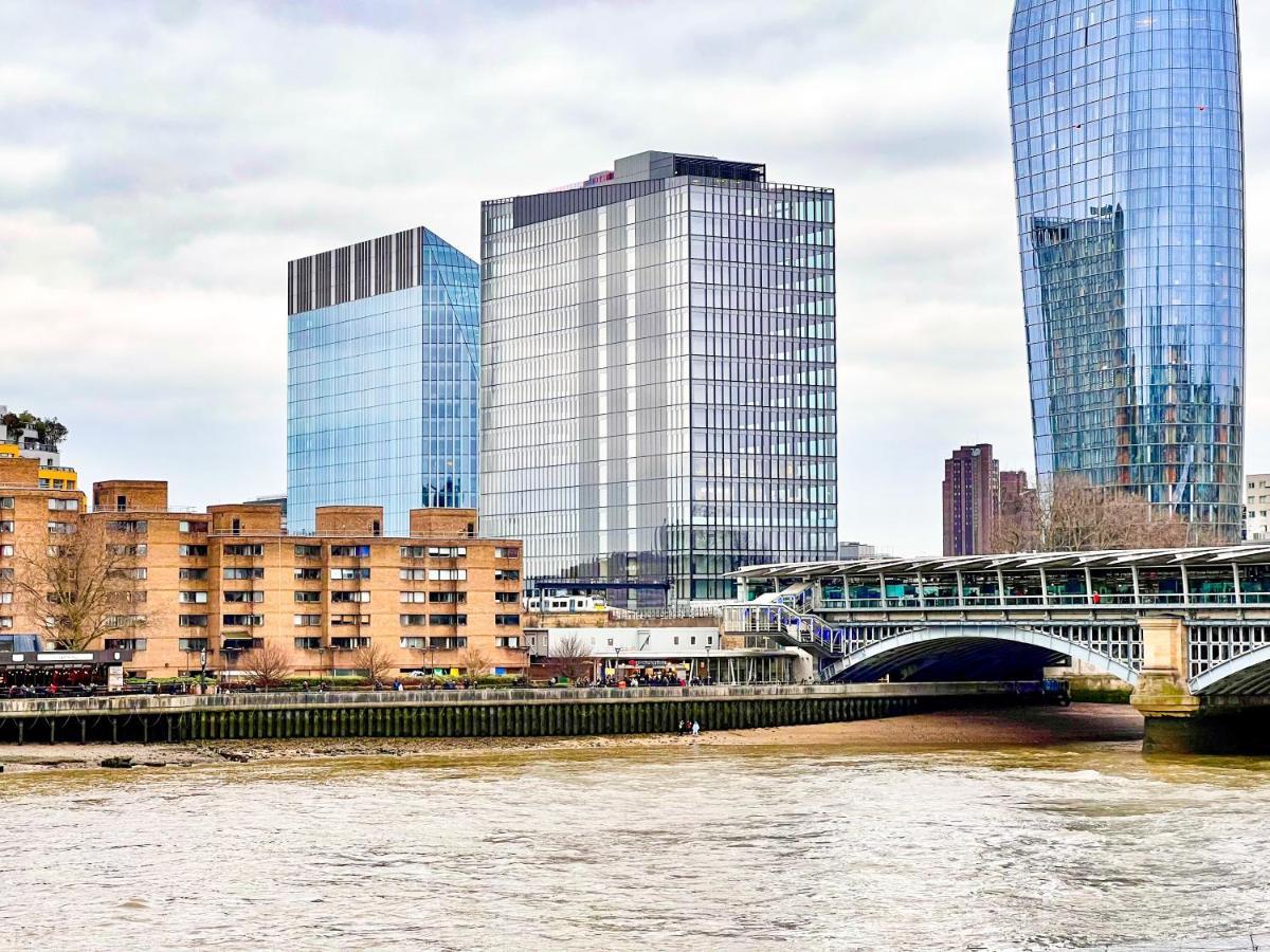 River Thames View Entire In The Most Cental