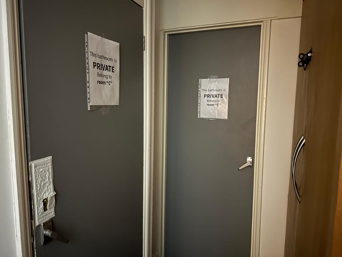 Alojamento de Acomodação e Pequeno-almoço 2 Mins To Euston Station, Triple Bedroom With Private Bathroom C Londres