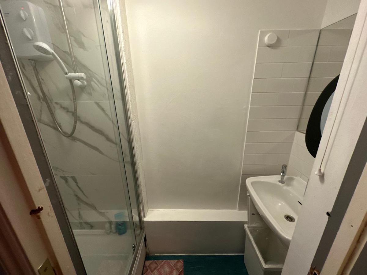 2 Mins To Euston Station, Triple Bedroom With Private Bathroom C Alojamento de Acomodação e Pequeno-almoço Londres