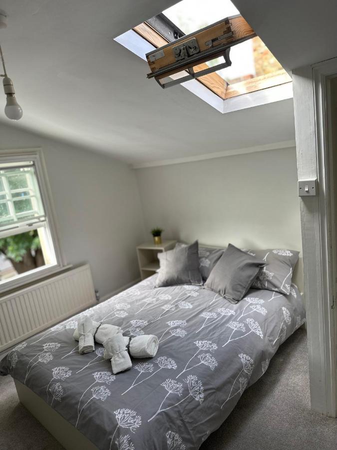 Cozy Double And Triple In Greenwich *