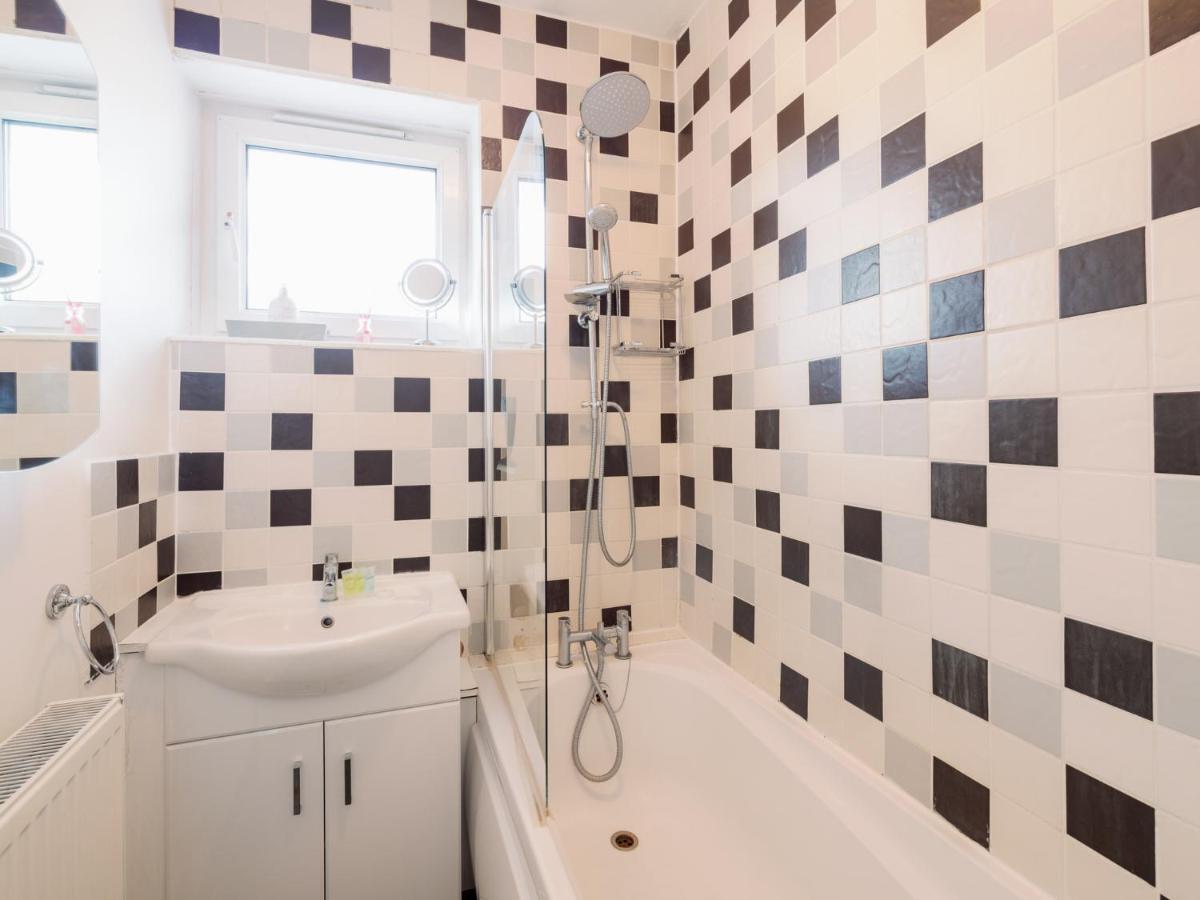 Spacious Flat In South With Balcony - Pass The Keys Appartement