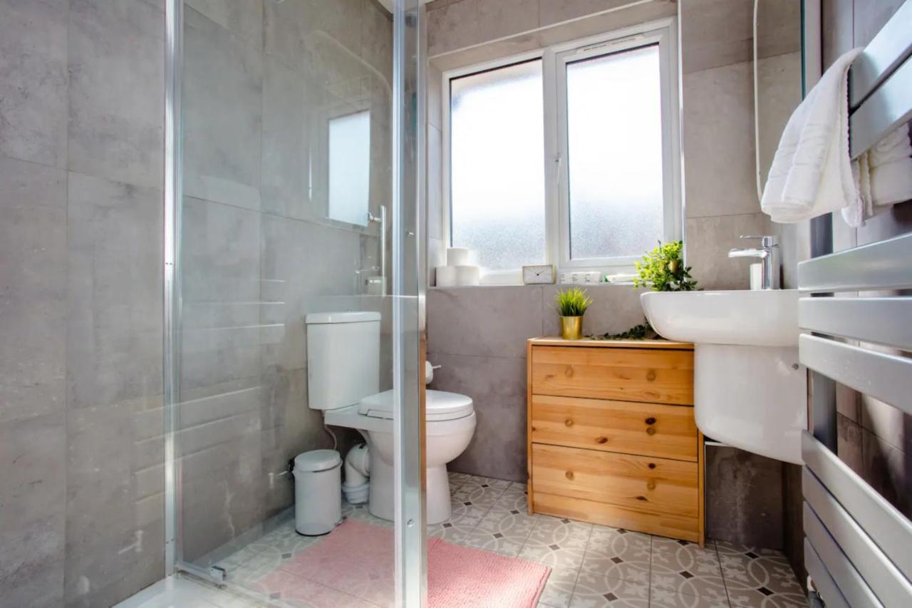 Stylish 4bd House With Private Garden - Stratford Vakantiehuis Londen
