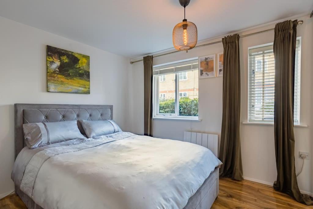 Bright &spacious One Bedroom Flat Off Canary Wharf * Londres