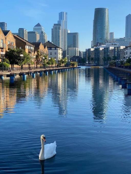 Bright &spacious One Bedroom Flat Off Canary Wharf * Londres