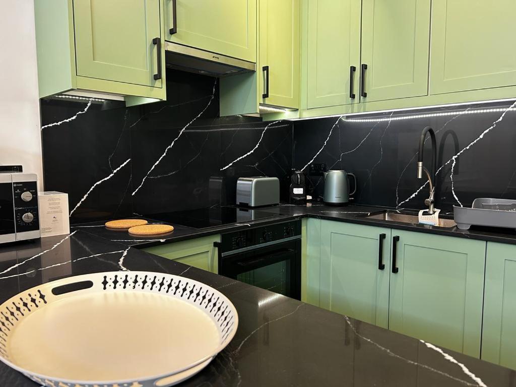 Earl's Court Luxe Apartment