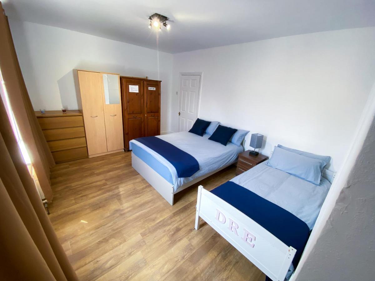 4 Bedroom House Parking & Garden Near Central Vakantiehuis