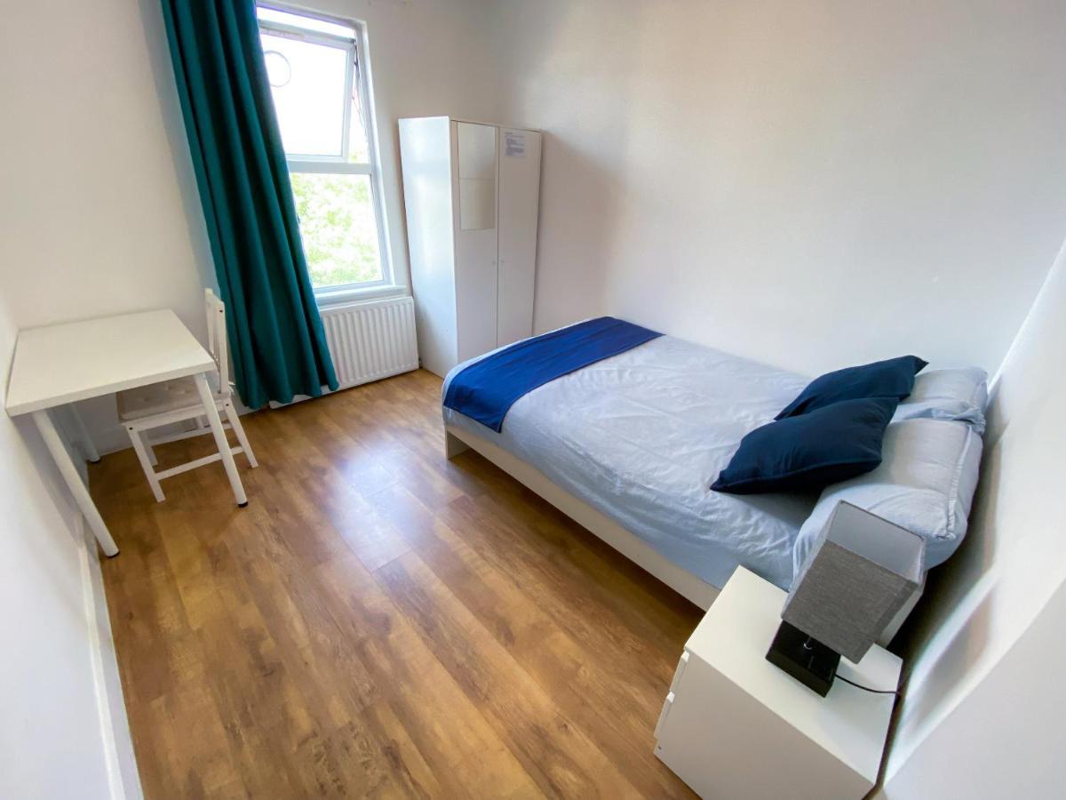 4 Bedroom House Parking & Garden Near Central Vakantiehuis *
