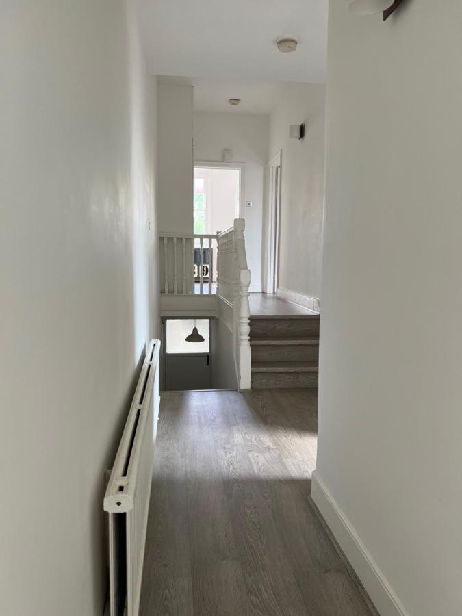 Bright And Stylish 2 Bedroom First Floor Flat Apartment *