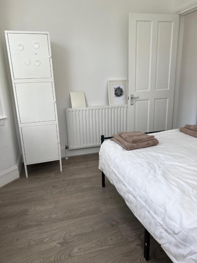 Bright And Stylish 2 Bedroom First Floor Flat Apartment London
