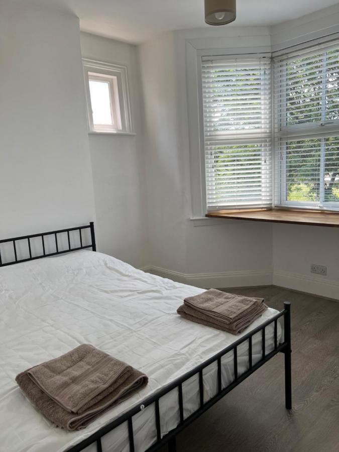 Bright And Stylish 2 Bedroom First Floor Flat Apartment London