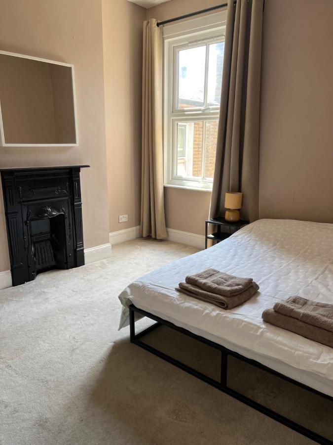Bright And Stylish 2 Bedroom First Floor Flat * London
