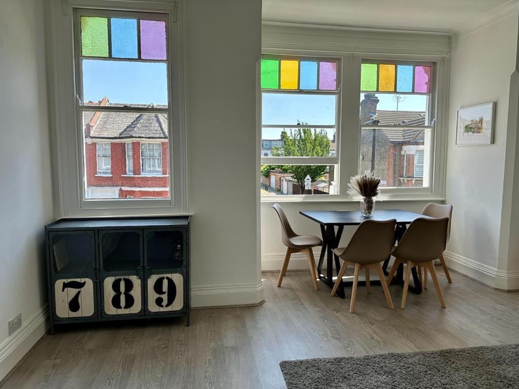 Apartment Bright And Stylish 2 Bedroom First Floor Flat *