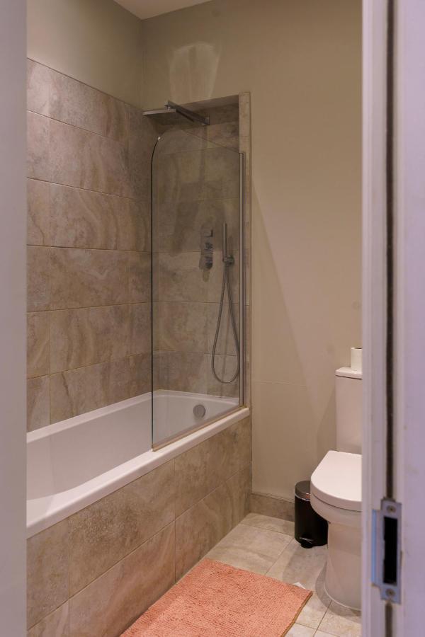 Stunning New 2 Bed Flat - 6 August House Apartamento Londres