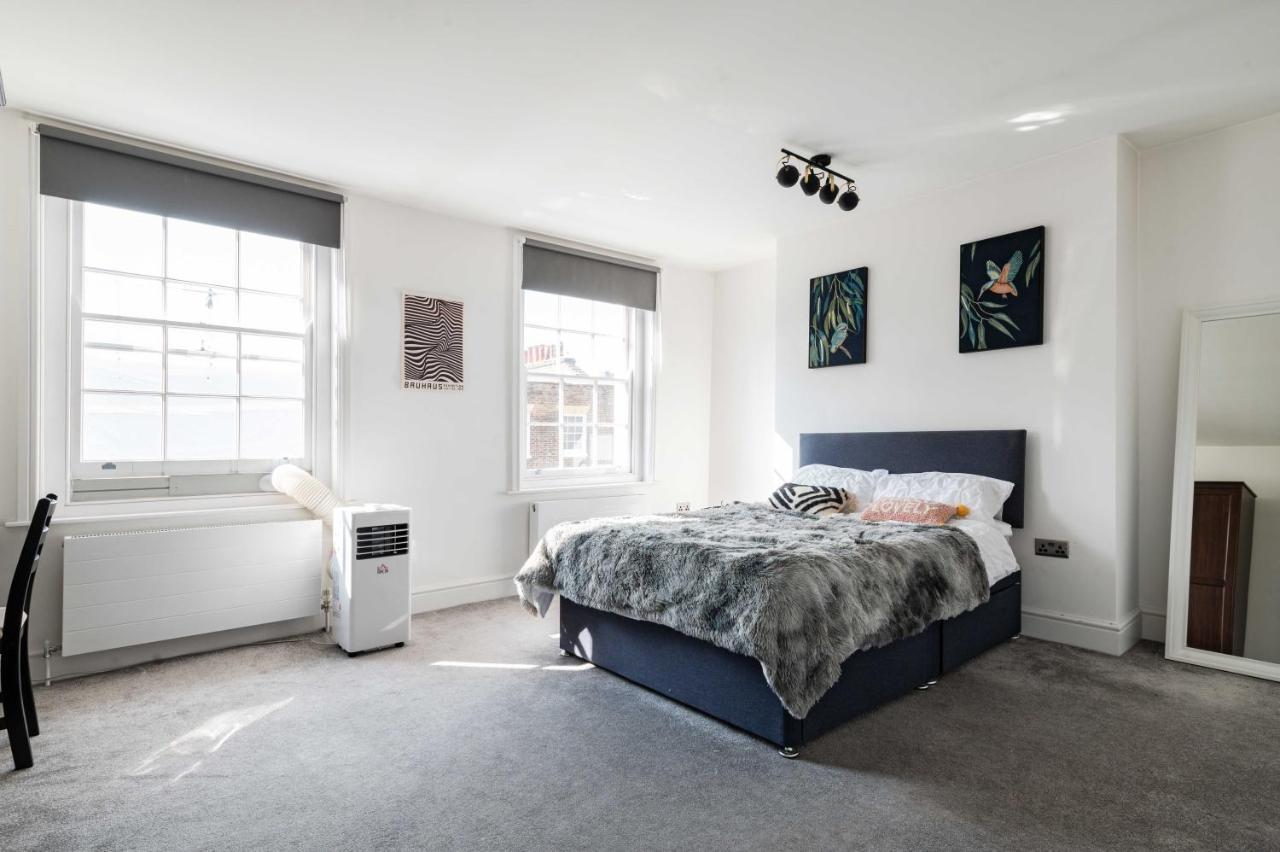 Bright & Spacious 2-Bed, 2-Bath In The Heart Of Central London - Whole Apartment * Londen