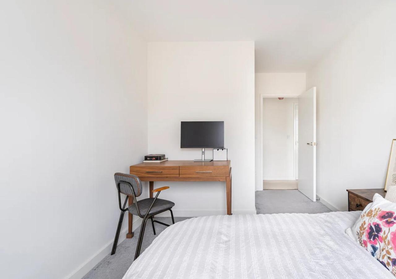 Sunny Luxury Skyline Flat Near Alexandra Palace, Tottenham Stadium & Drumsheds London