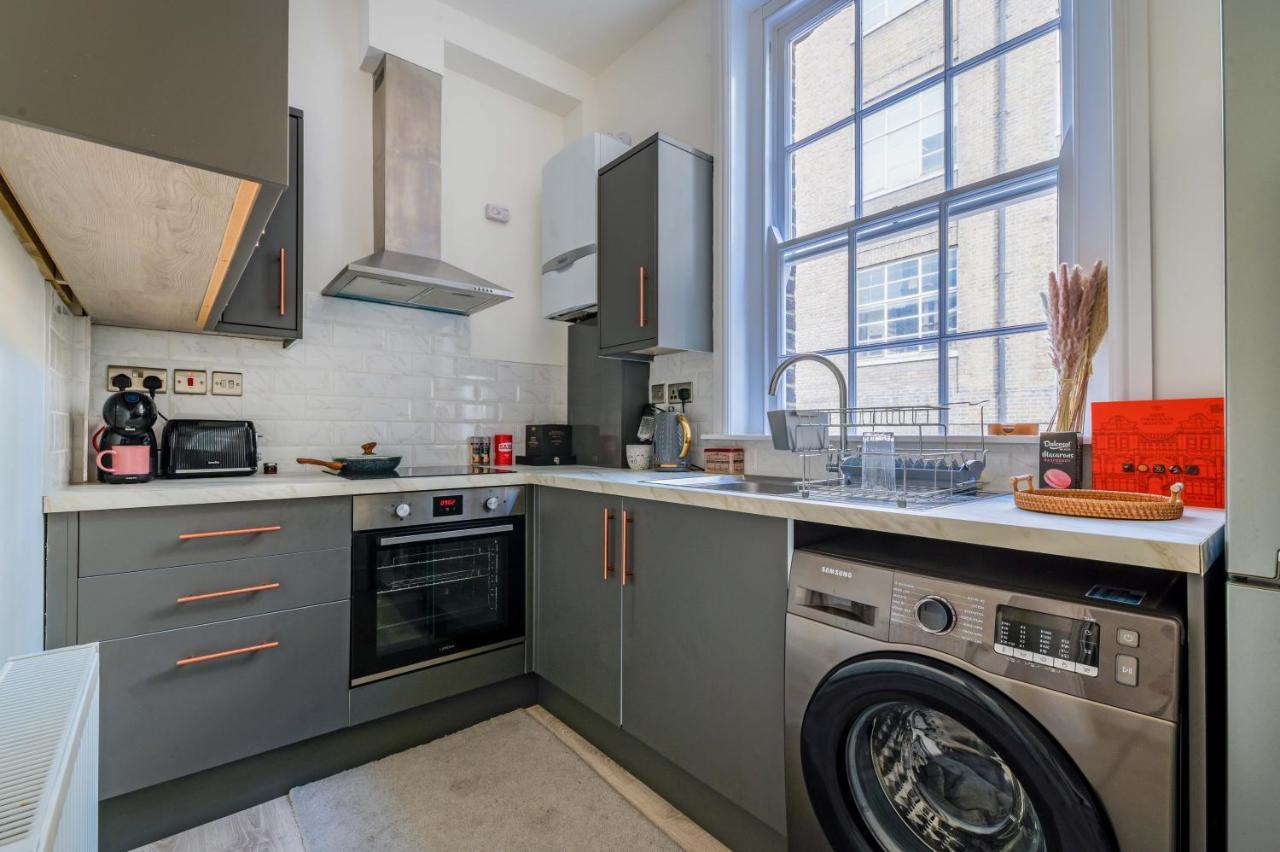 Bright & Spacious 2-Bed, 2-Bath In The Heart Of Central London - Whole Apartment *