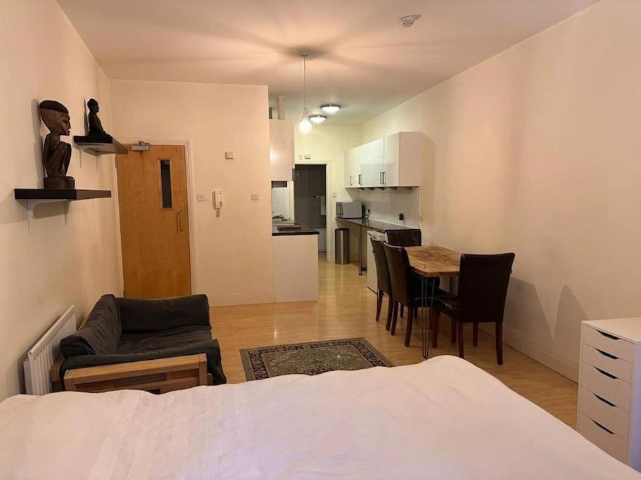 Studio Flat In Central * London