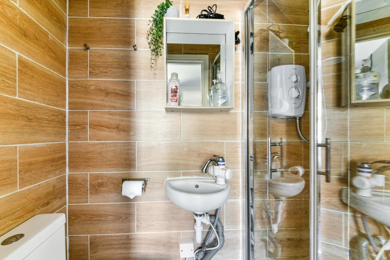 Apartment Chapel Market, Studio In Angel- Sleeps Upto 3 London