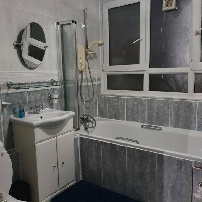 3beds Family Friendly In With Good Transport Links Appartement *