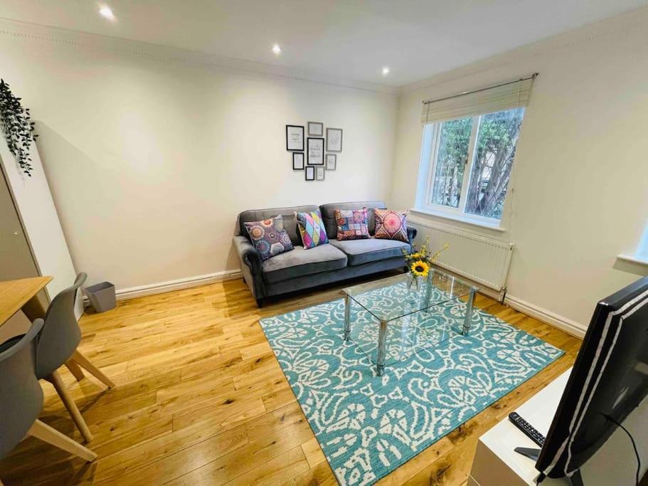 Modern Cosy House /free Parking For Two Cars/ 3 Minutes Walk To The Underground Ferienhaus