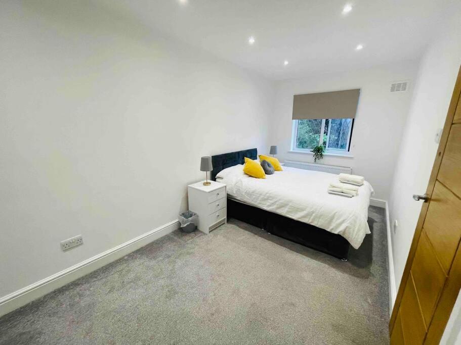 Ferienhaus Modern Cosy House /free Parking For Two Cars/ 3 Minutes Walk To The Underground London
