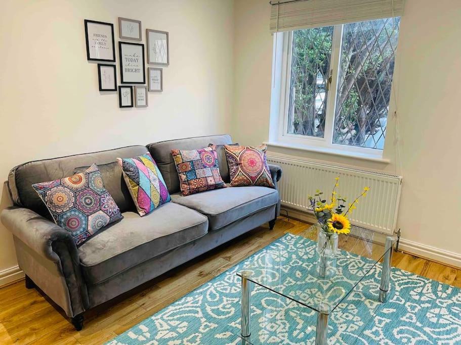 Ferienhaus Modern Cosy House /free Parking For Two Cars/ 3 Minutes Walk To The Underground London