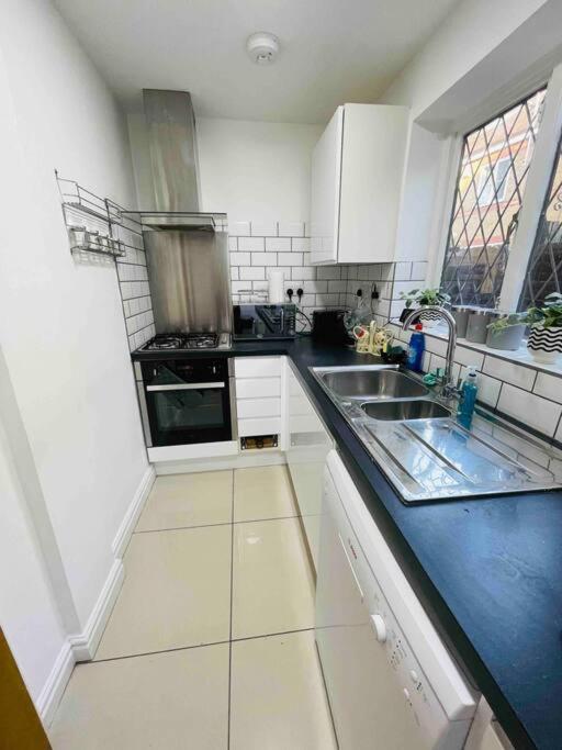 Modern Cosy House /free Parking For Two Cars/ 3 Minutes Walk To The Underground Ferienhaus