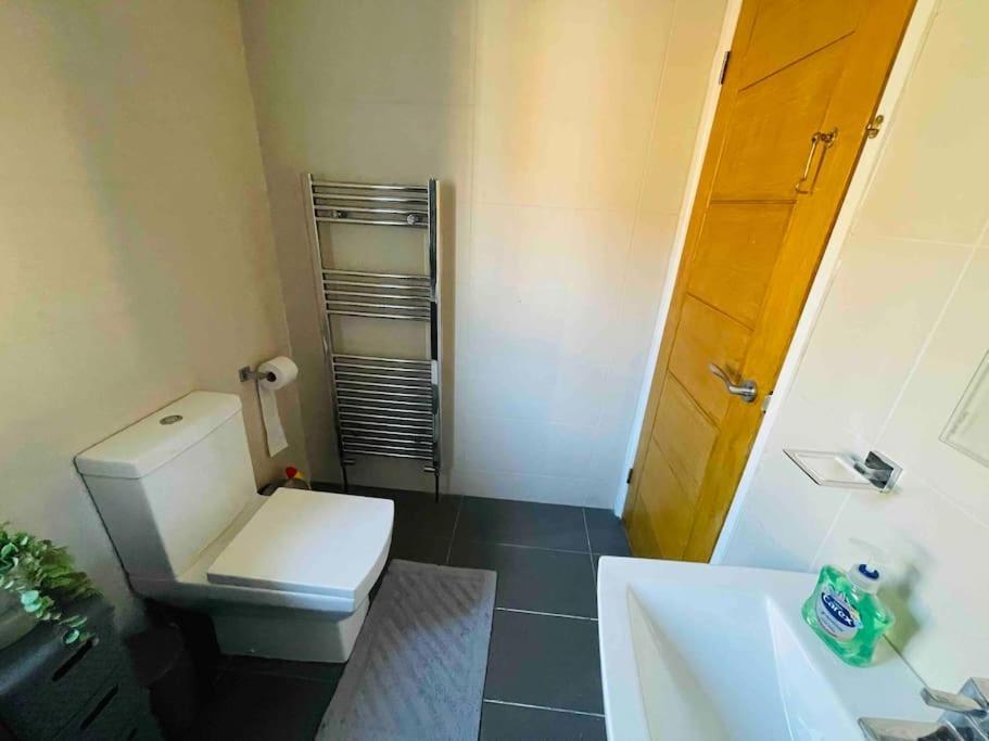 Ferienhaus Modern Cosy House /free Parking For Two Cars/ 3 Minutes Walk To The Underground
