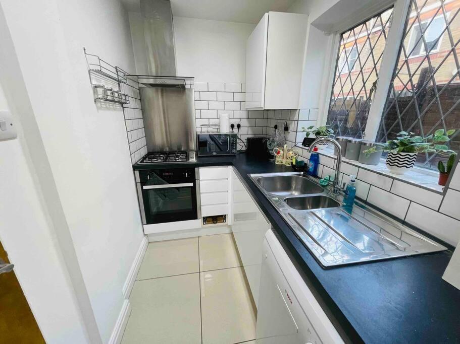 Ferienhaus Modern Cosy House /free Parking For Two Cars/ 3 Minutes Walk To The Underground *