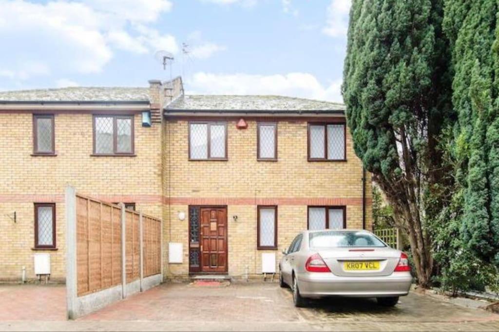 Modern Cosy House /free Parking For Two Cars/ 3 Minutes Walk To The Underground Ferienhaus