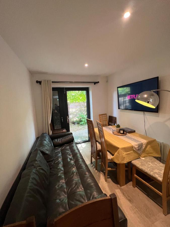 Casa de Férias Newly Refurbished - Entire 4 Bedroom Private House With Kitchen, Living & Private Garden - 1 Cape House London, Within 30 Mins From London, Bridge & Canary Wharf Londres