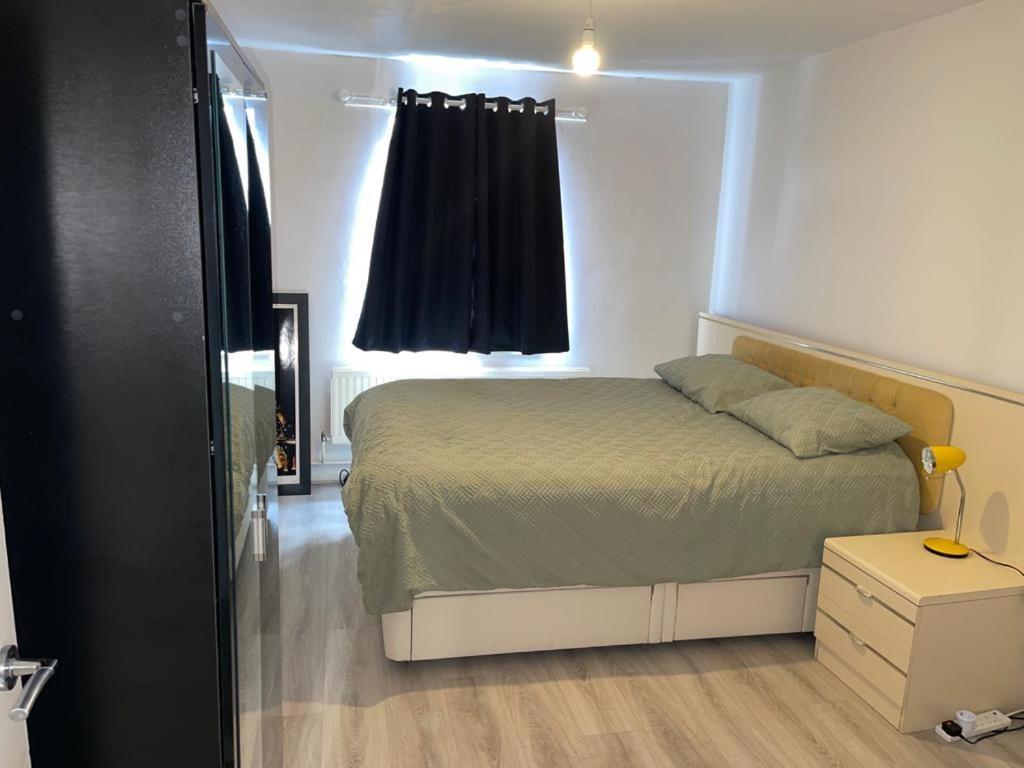 With Share Bathroom Near Train Line Apartment London