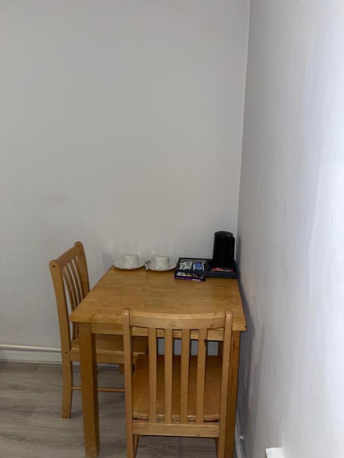 With Share Bathroom Near Train Line London