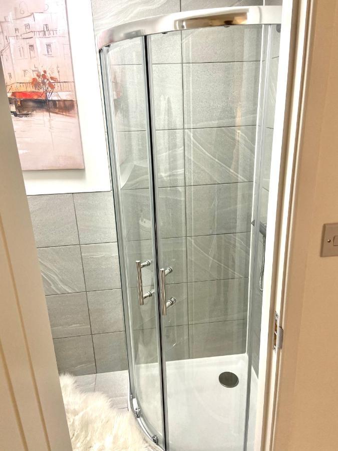 Self Contained, Newly Furbished Appartement Londen