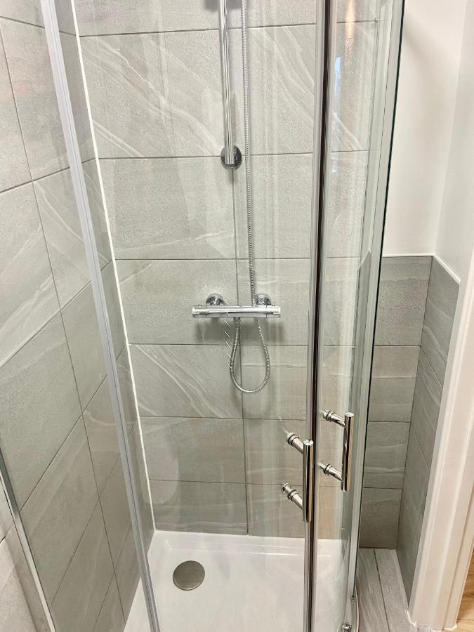 Self Contained, Newly Furbished Appartement Londen