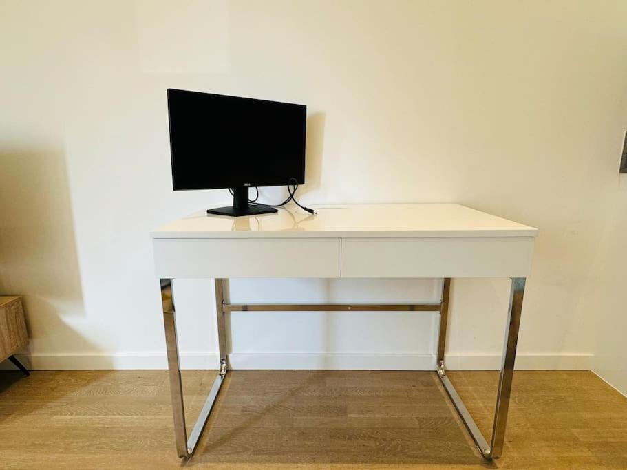 Apartment Spacious Flat, Fast Wifi, Free Parking London