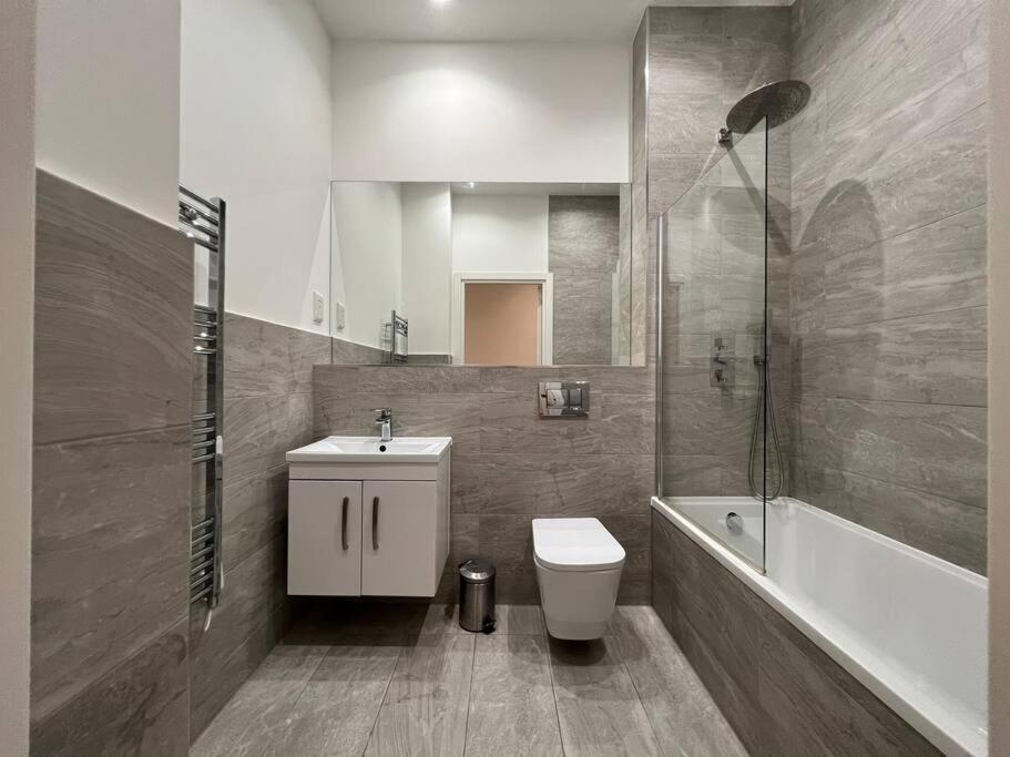 Apartment Spacious Flat, Fast Wifi, Free Parking London